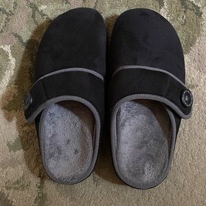 Vionic Size 7 Laura Black Slip On Orthoheel Slippers